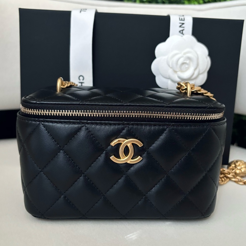 CHANEL Vanity case with Chain 🔥RARE🔥 - Picture 11 of 11